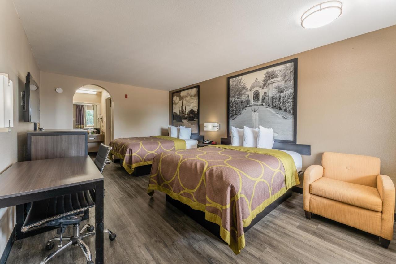 Super 8 By Wyndham Lake Charles Northeast Exterior photo