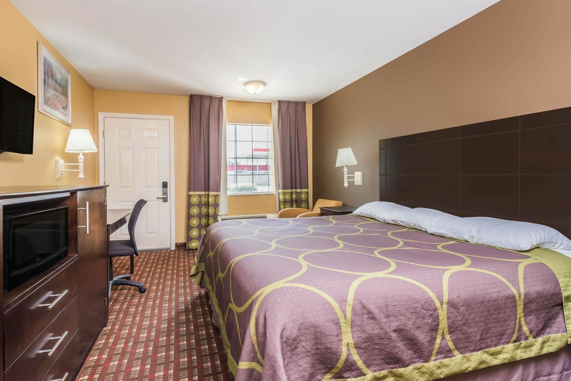 Super 8 By Wyndham Lake Charles Northeast Exterior photo